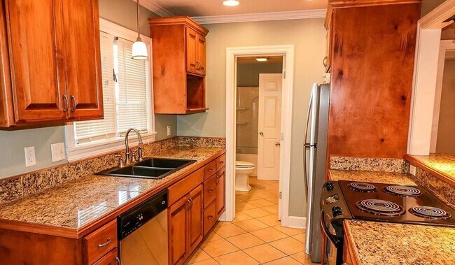 Building Photo - Pre-Leasing for 24/25 School Year