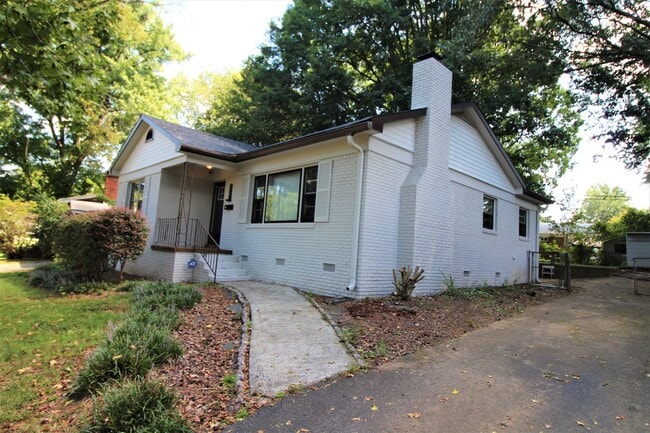 Building Photo - 2 bedroom Ranch with Fenced in Back Yard!!
