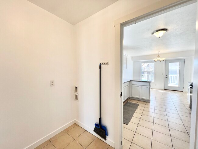 Building Photo - 4316 Sandhill Dr