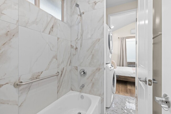 Building Photo - New 1 Bed / 1 Bath Detached Guest House on...