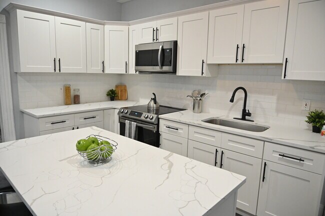 Kitchen - 5548 Cedar Ave