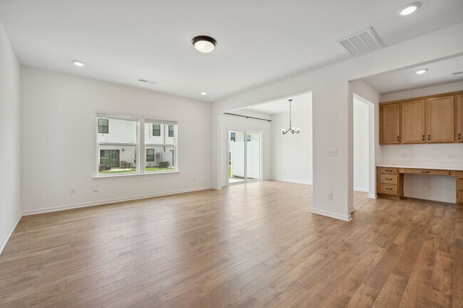 Building Photo - Spacious 3BR Townhome in North District