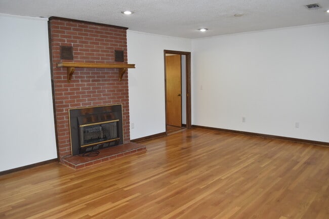 Building Photo - 959 Pleasant Valley Rd