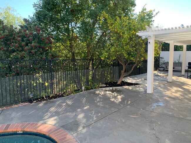 Building Photo - 472 Canyon Vista Dr