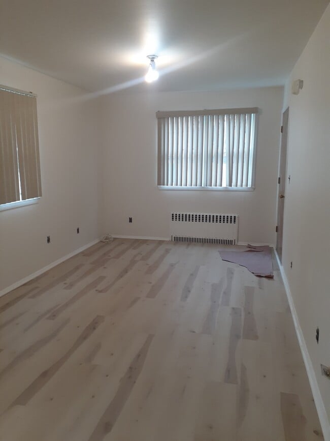 New flooring and plenty of natural lighting! - 42 Brighton 5th Ct