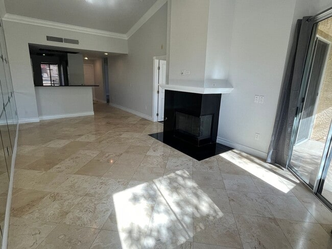 Building Photo - Amazing upgraded penthouse level unfurnish...