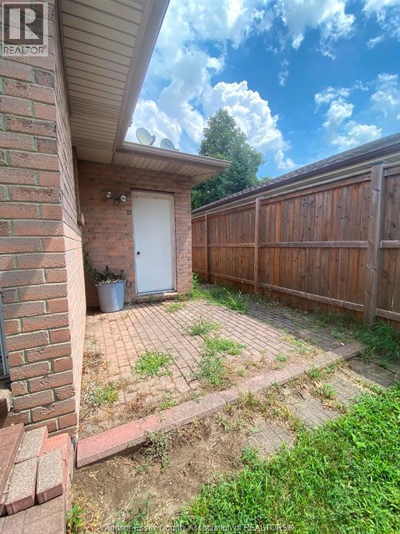 Building Photo - 1087 Brookview Crescent