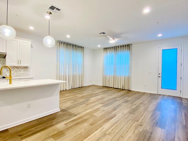 Foto del edificio - MOVE-IN SPECIAL!! Stunning 2024 Luxury 4BR/3BA Townhome with Resort Amenities - Rare Find in Apopka!