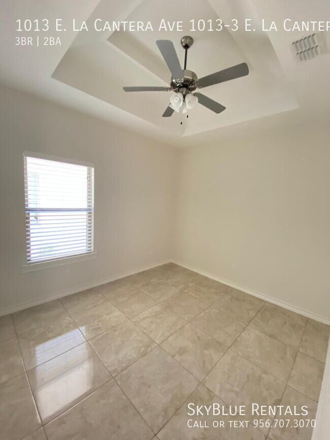 Building Photo - 1013 E la Cantera Ave