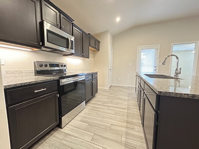 Building Photo - Home Located In Milwaukee Ridge Near Shopping Outlets & Close Access To W. Loop 289!