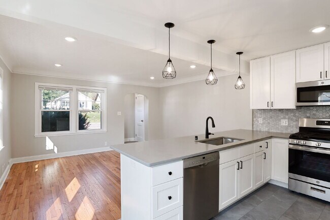 Foto del edificio - Spacious 4BR/2BA Duplex — Available August...