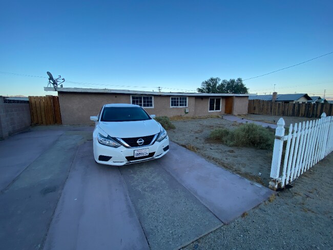 Foto del edificio - 82475 Wingate Ave