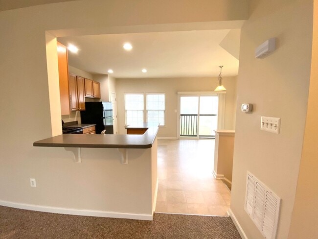 Building Photo - JUST REDUCED!!!!  3 Bedroom Townhome in Wa...