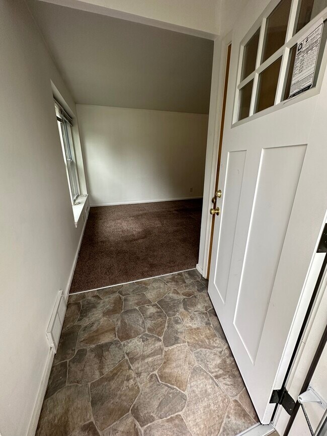Building Photo - MUST SEE 2 Bedroom, 1 Bath Side by Side Du...