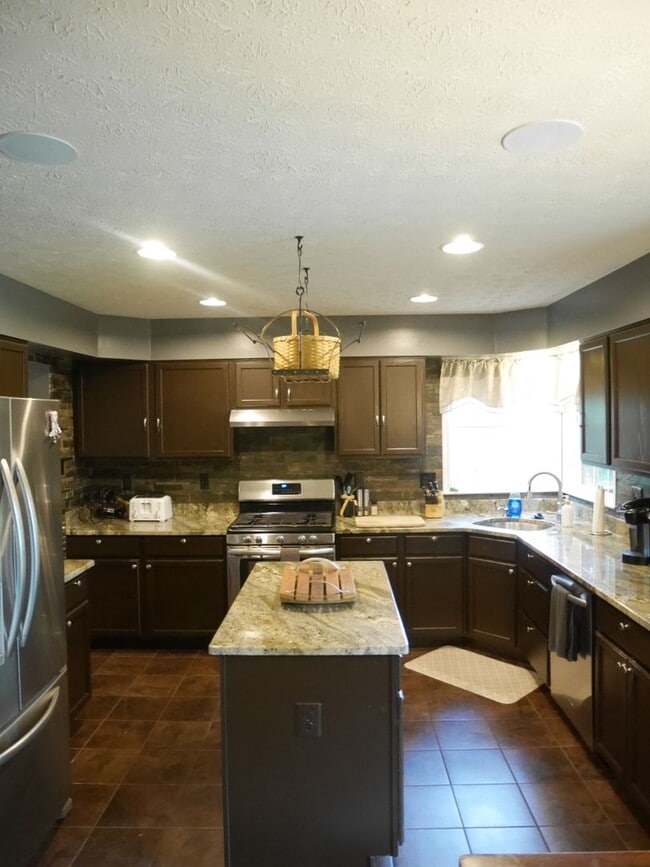 Photo - Your Dream Home Awaits! 5 Bedroom Home- Gl...