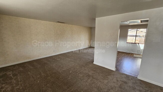 Foto del edificio - 8151 W Evans Ave