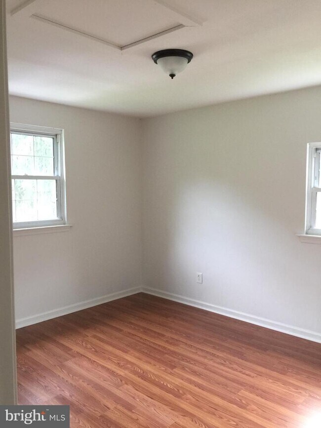 Building Photo - 3401 Sylvan Dr
