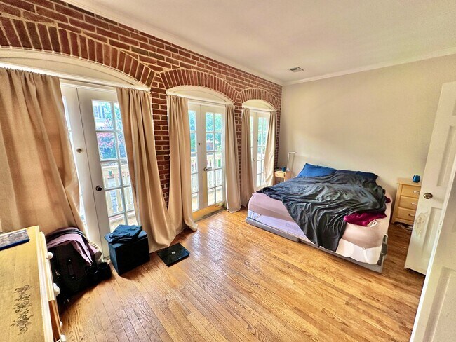 Building Photo - One Bed/ One Bath with Garage Parking in D...