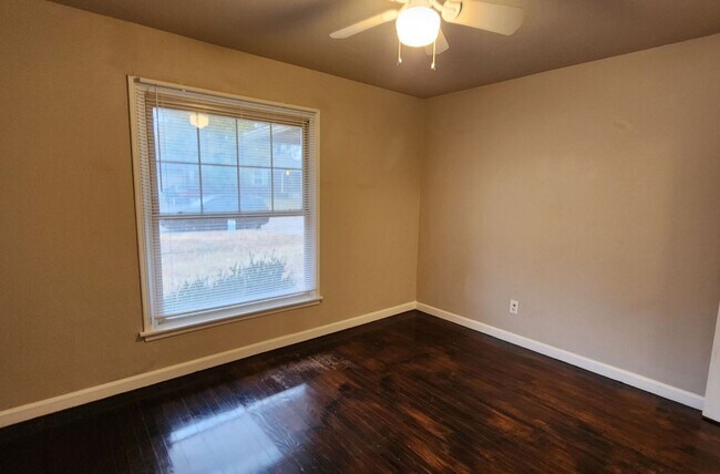 Foto del edificio - 3 bedroom 1 bath - The Village