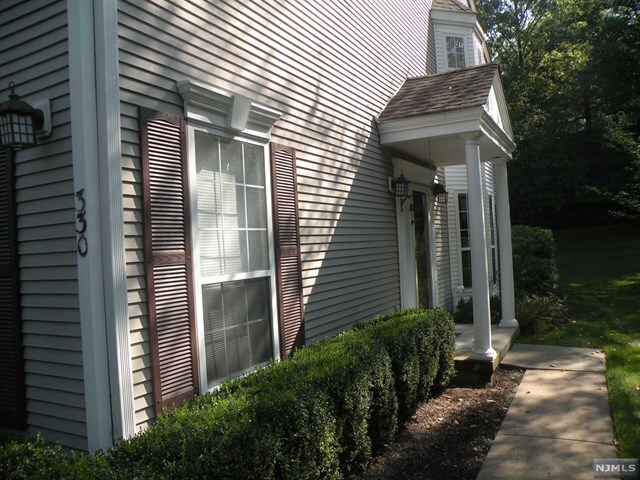Building Photo - 330 Vista View Dr