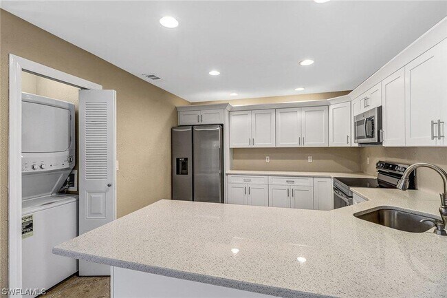 Foto del edificio - 6310 Royal Woods Dr