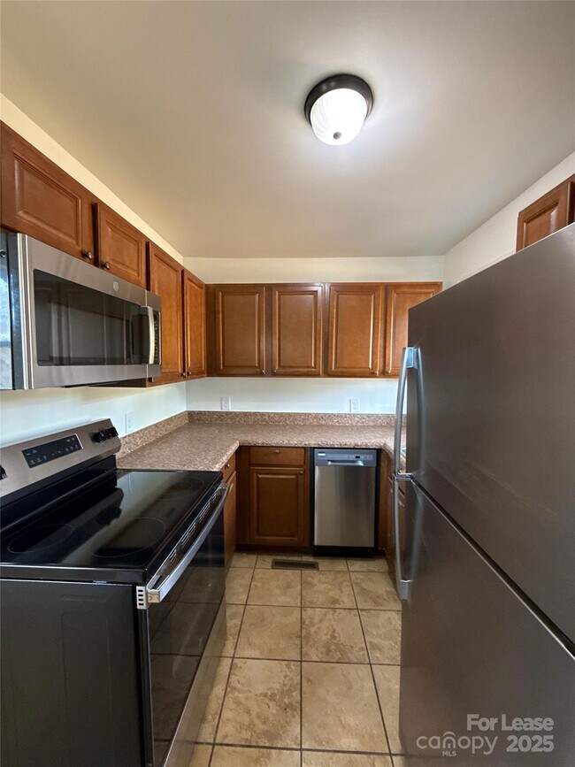 Foto del edificio - 1928 Russell Ave