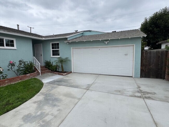 Foto del edificio - Beautiful 3 bedroom 2 bath HOME . . .  Clo...