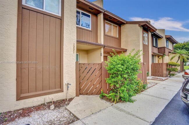 Foto del edificio - 1331 Hampton Blvd