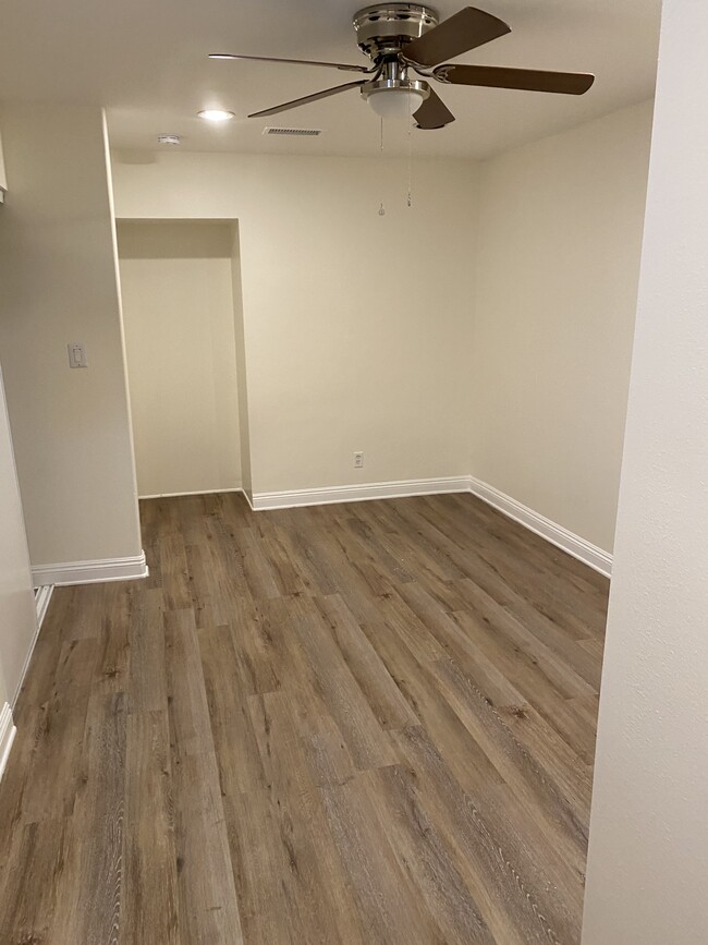 Foto del edificio - 2910 E 63rd St