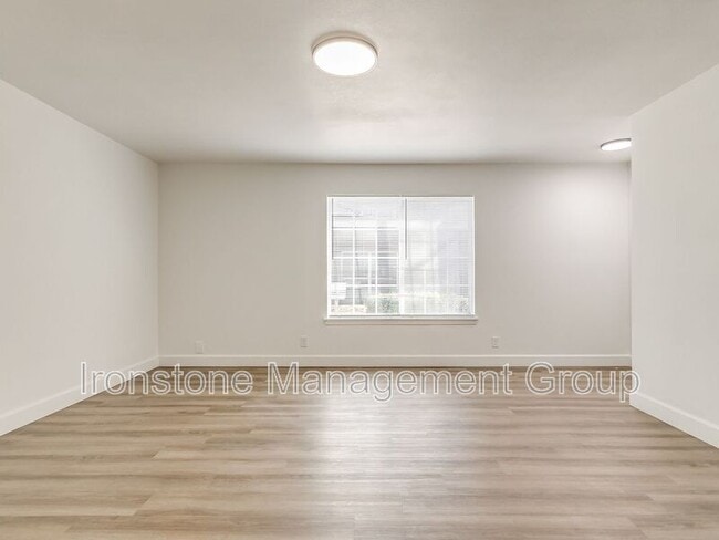 Foto del edificio - 4523 E 31st St