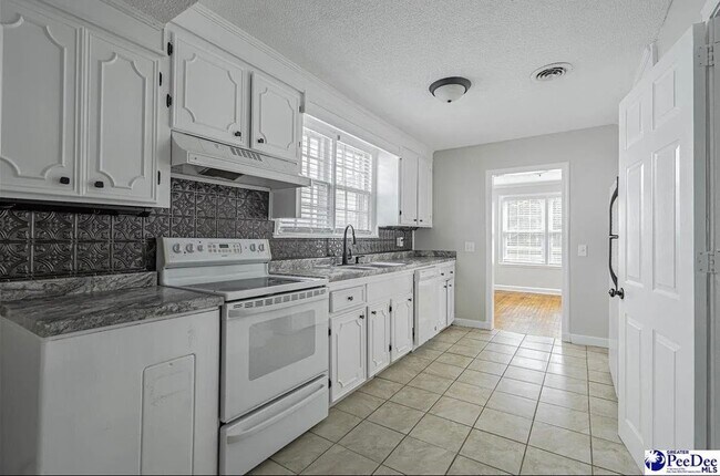 Kitchen - 611 Greenway Dr