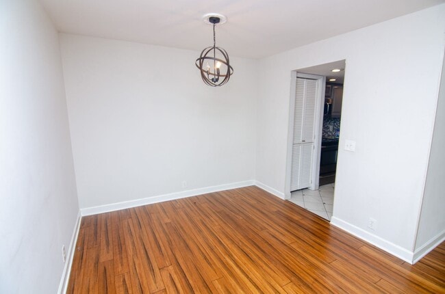 Building Photo - Beautifully Updated 2 Bedroom Condo in Belle Meade Highlands