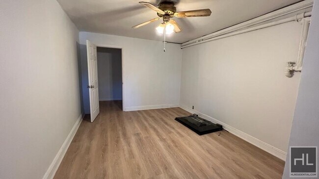 Foto del edificio - LARGE 2 BEDROOM W/ PARKING  EAST 51 STREET...