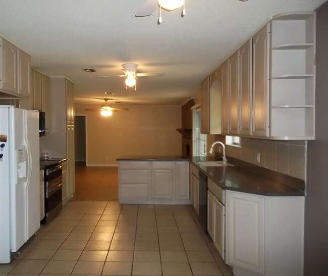 Building Photo - 3 BEDROOM, NORTH BELTON