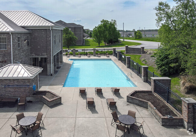 Piscina - The Quarters at W Lafayette - Student Living