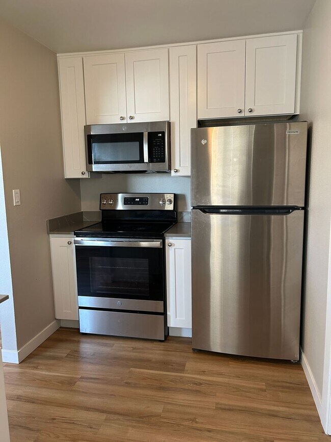 Building Photo - Top Floor - Fully Remodeled 1 BD/ 1 BA!!