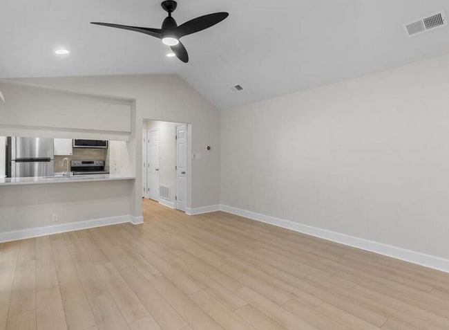 Building Photo - 2215 Post Rd