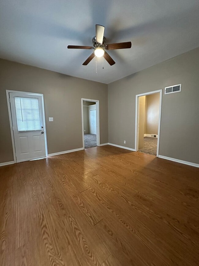 Building Photo - 2 Bedroom Single Family Home!