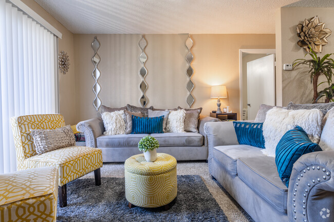 1BR, 1BA - 615SF - Creekwood Village