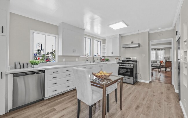Building Photo - 3 Bed REMODELED Single Family Home Availab...