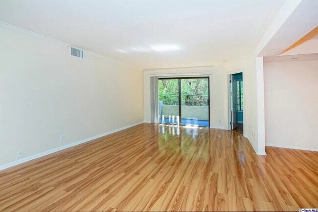 Foto del edificio - 5009 Woodman Ave