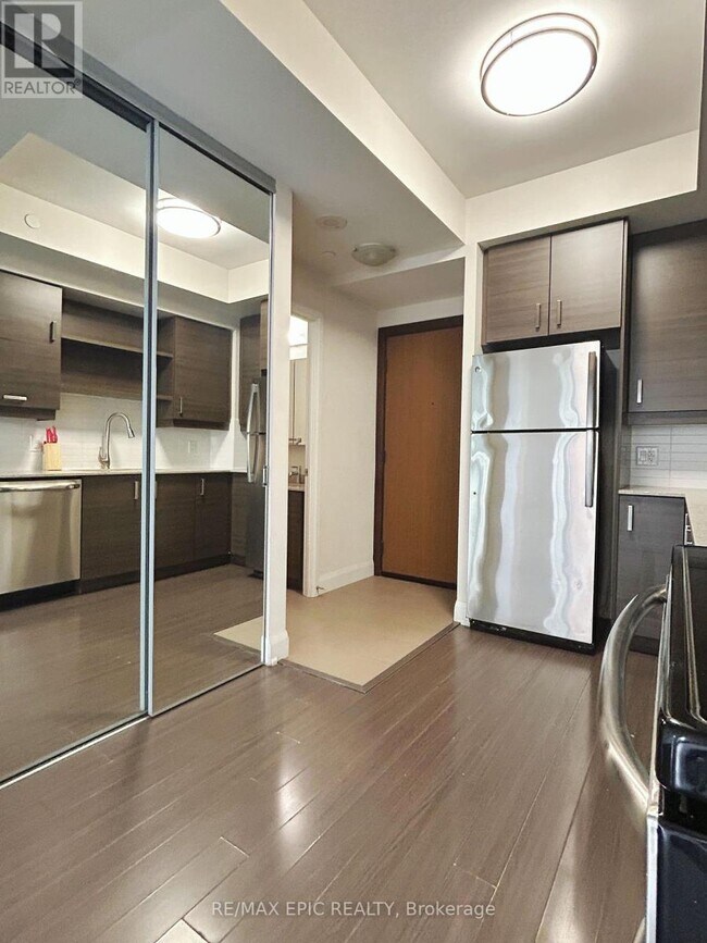 Photo du bâtiment - 1-601 Uptown Dr