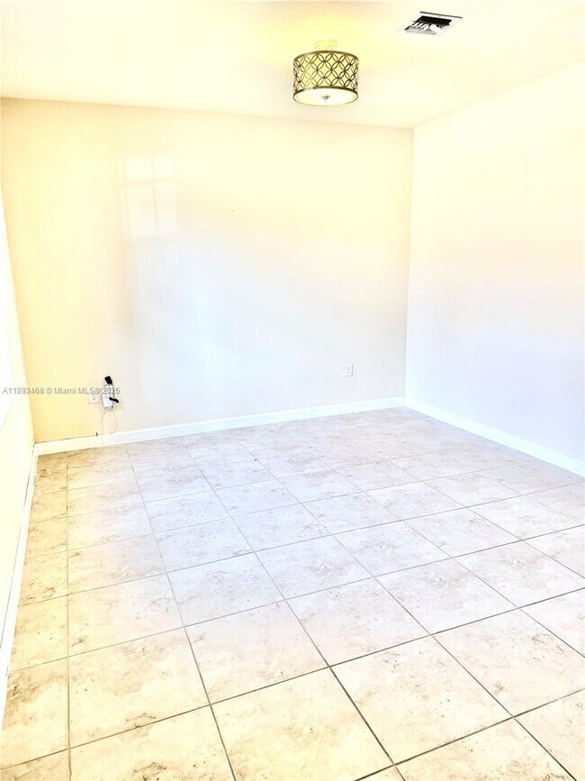 Building Photo - 3219 SE 5th Ct