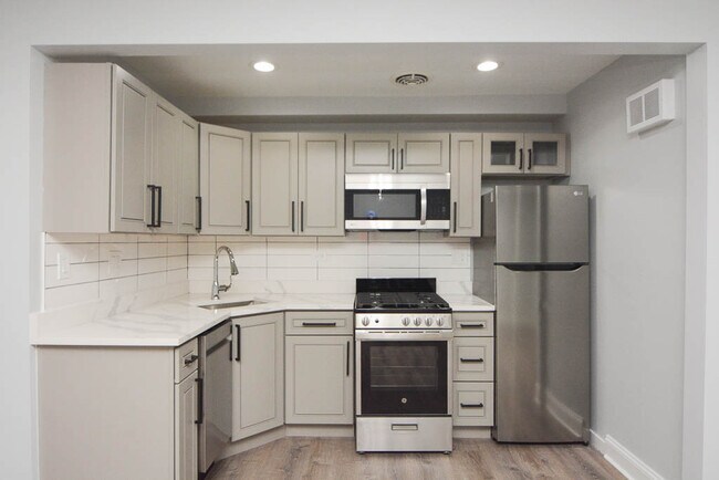 Building Photo - 7606 N Eastlake Terrace