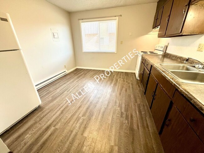 Building Photo - Spacious 2 bed