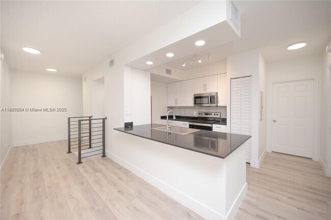 Foto del edificio - 2406 Centergate Dr