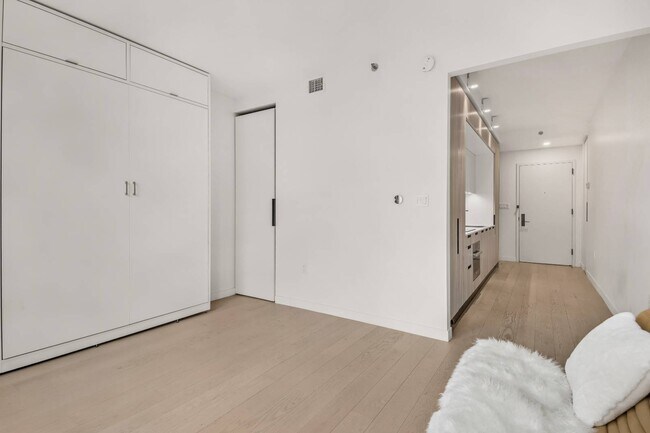 Building Photo - 181 E 101st St