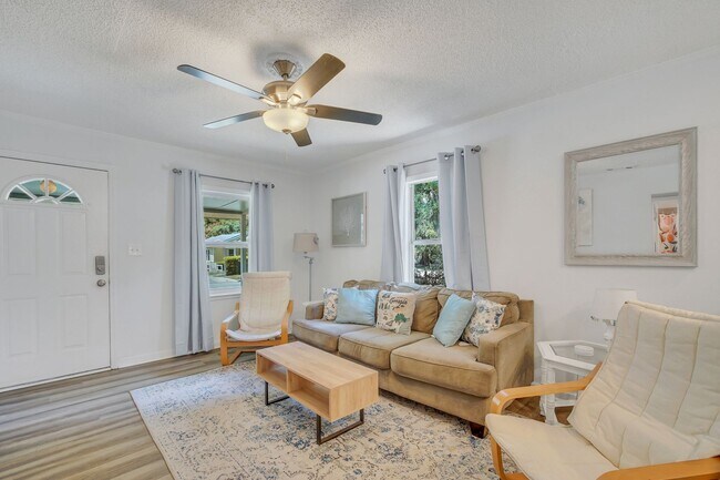 Building Photo - Adorable 3-Bedroom Get Away in Thunderbolt