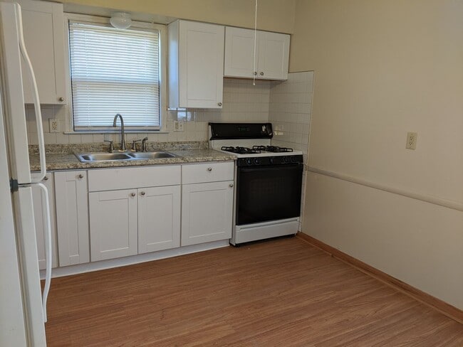 Building Photo - Gorgeous 3 Bed Upper Available with shared Garage & Hardwood floors, Appliances incl.