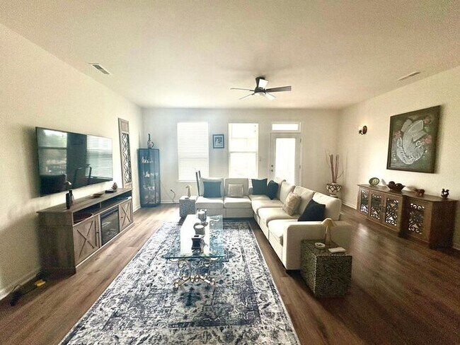 Foto del edificio - Scenic 3-Bed Townhome with Screened Porch, First Floor Storage & 1-Car Garage – Overlooking the G...